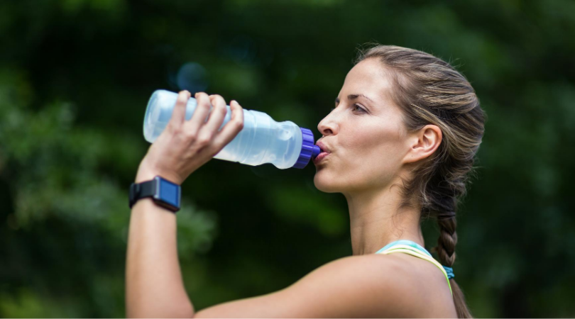 runner running and drinking water
